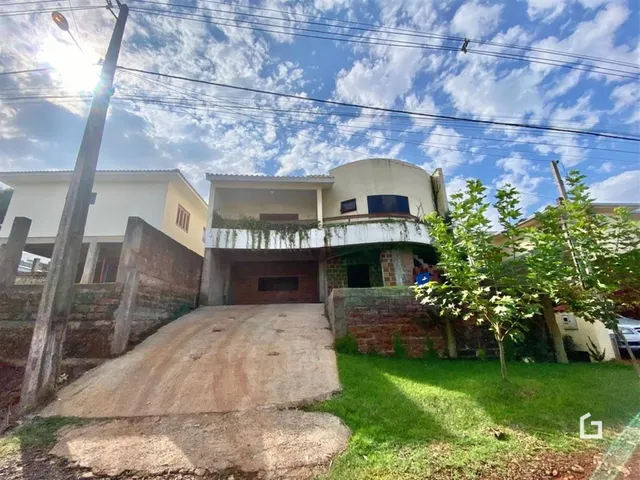 Fachada de uma residência em Lajeado, Brasil, com entrada de acesso.
