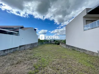 Fachada de uma residência branca com gramado em Lajeado, Brasil.