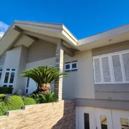 Fachada externa de uma residência moderna em Lajeado, Brasil.