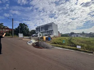 Fachada de uma residência moderna em Lajeado, Brasil, vista da rua.