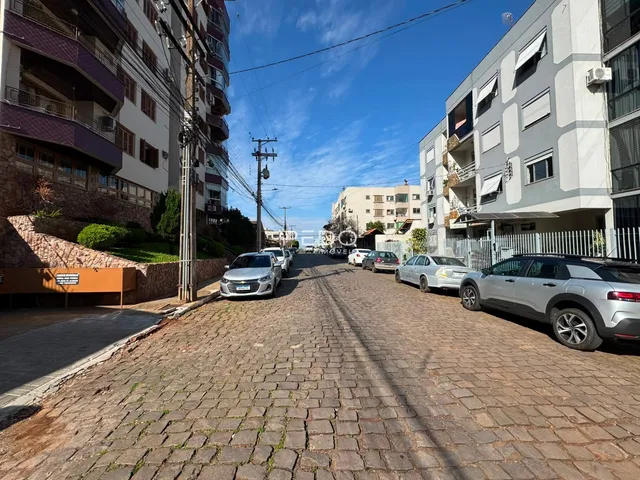 Vista da fachada de edifícios em uma rua pavimentada em Lajeado, Brasil.