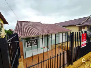 Fachada de uma residência em Lajeado, Brasil, com cerca de ferro preta.