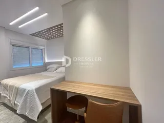 Quarto com cama e janela em um imóvel no Brasil.