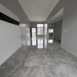 Vista interna de um ambiente com piso de cerâmica e teto de gesso.