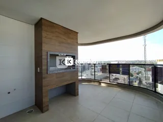 Sala de estar com parede de destaque de madeira e vista panorâmica da cidade.
