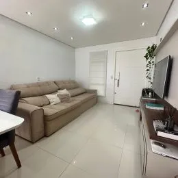 Sala de estar clara com sofá e piso claro.