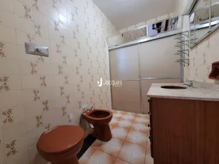 A foto mostra o interior de um banheiro com piso e azulejos.