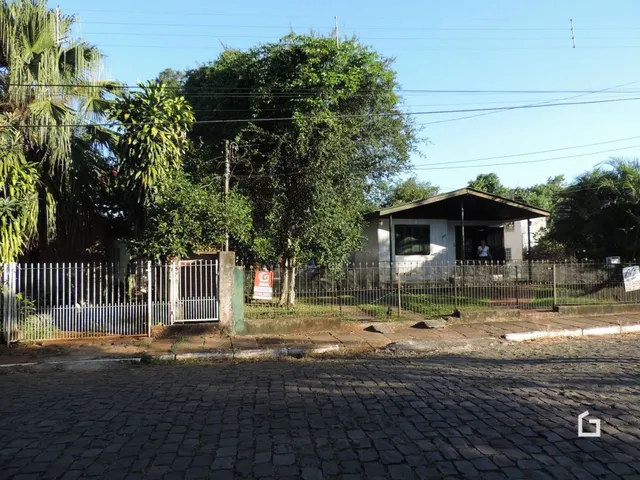 Vista externa de uma propriedade com cerca e vegetação no Brasil.