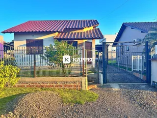 Foto da fachada de uma casa residencial em Lajeado, Brasil, com cerca e portão de segurança.