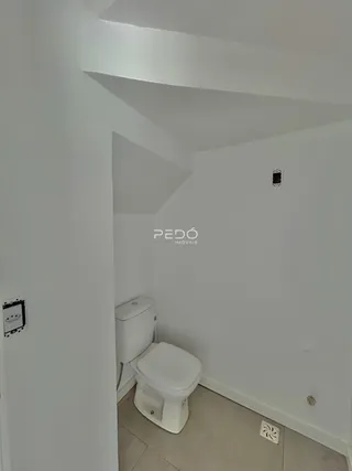 Foto de um corredor com um banheiro em um imóvel no Brasil.