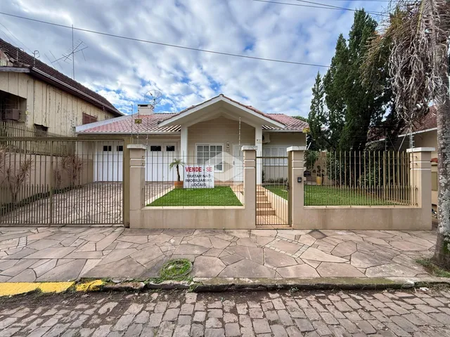 A fachada de uma casa em Lajeado, Brasil, com portão e cerca.