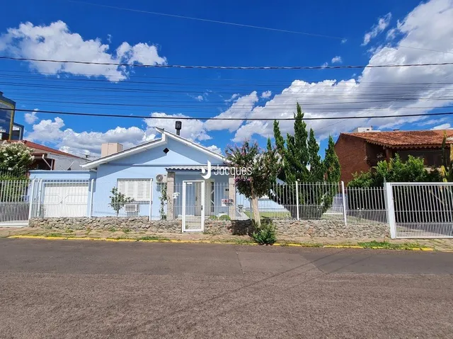 Fachada de uma residência em Lajeado, Brasil, com cerca branca na frente.
