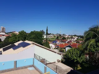 Vista aérea da fachada de uma residência no Brasil.
