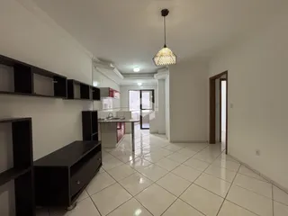 Ambiente interno de uma sala com piso de cerâmica e armários escuros.