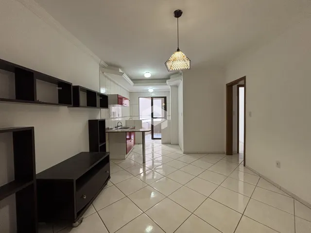 Ambiente interno de uma sala com piso de cerâmica e armários escuros.