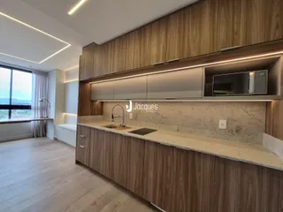 Cozinha moderna com armários de madeira e bancada clara.