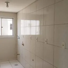 Parede interna com revestimento cerâmico branco em um ambiente.