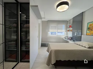 Quarto com armários embutidos e decoração moderna.