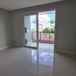 Ambiente interno com porta de vidro que oferece vista para o exterior.