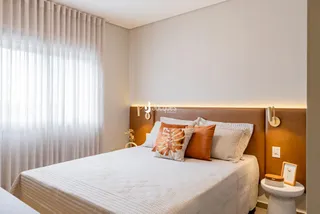 Quarto moderno com cabeceira de madeira e luz ambiente.