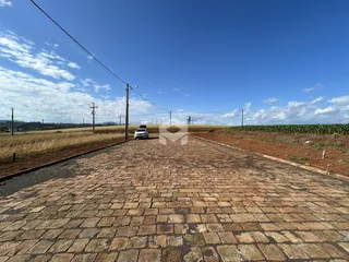 Vista da estrada de acesso em uma propriedade no campo.