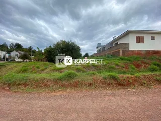 Vista externa de uma residência em Lajeado, Brasil, com vegetação no primeiro plano.