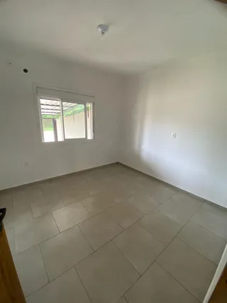 Sala de estar com piso de cerâmica e janela.