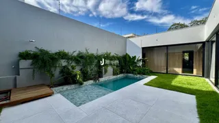 Vista externa de uma piscina e área de lazer de uma residência em Lajeado.