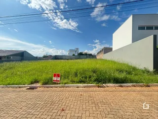 Vista externa de uma propriedade com gramado e muro em Lajeado, Brasil.