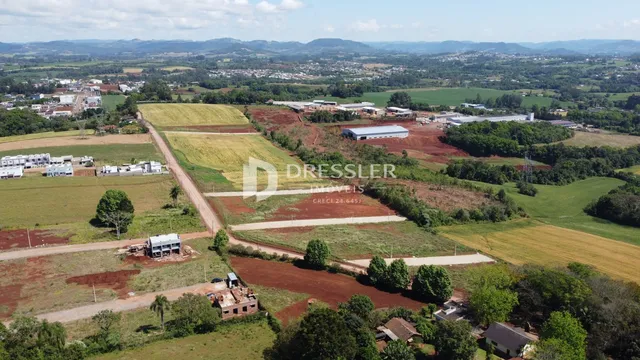 Vista aérea de uma área de terra com campos e estradas no interior de Lajeado.