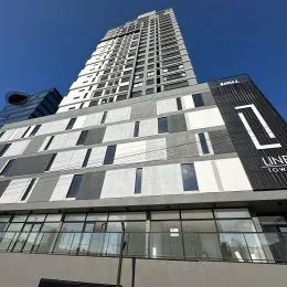 Fachada de um edifício alto em Lajeado, Brasil.