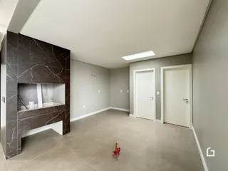 Ambiente interno de uma sala com parede de destaque em mármore escuro.