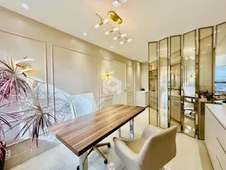 Sala de estar ampla com decoração moderna e iluminação sofisticada.