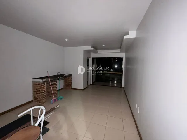 A foto mostra um corredor interno de uma residência.