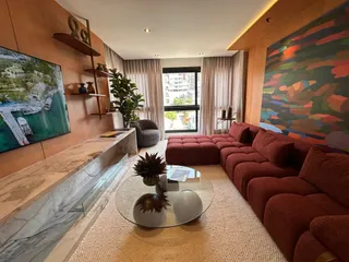Sala de estar com sofá de cor avermelhada e lareira moderna.