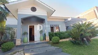 Fachada de uma casa moderna em Lajeado, Brasil com jardim frontal.