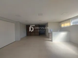 Hall de entrada com paredes brancas e piso claro em imóvel no Brasil.