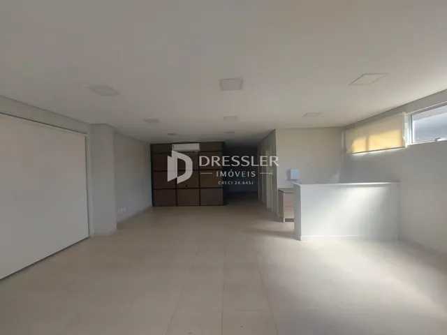 Hall de entrada com paredes brancas e piso claro em imóvel no Brasil.
