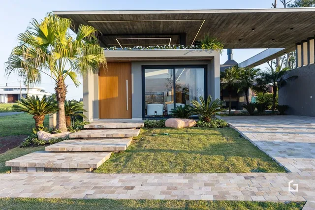 Casa moderna em Lajeado com jardim e acesso por degraus de pedra.