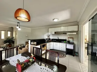 Sala de jantar e cozinha em um imóvel no Brasil com piso de cerâmica.