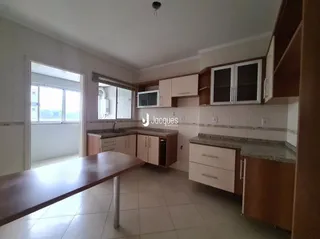 Vista interna de uma sala com janelas e armários em um imóvel.