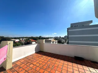 Vista de uma área externa com piso de tijolos em um imóvel em Lajeado.