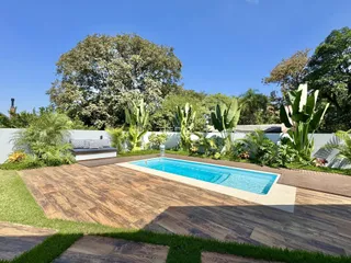 Foto de uma piscina e área externa com deck em Lajeado, Brasil.