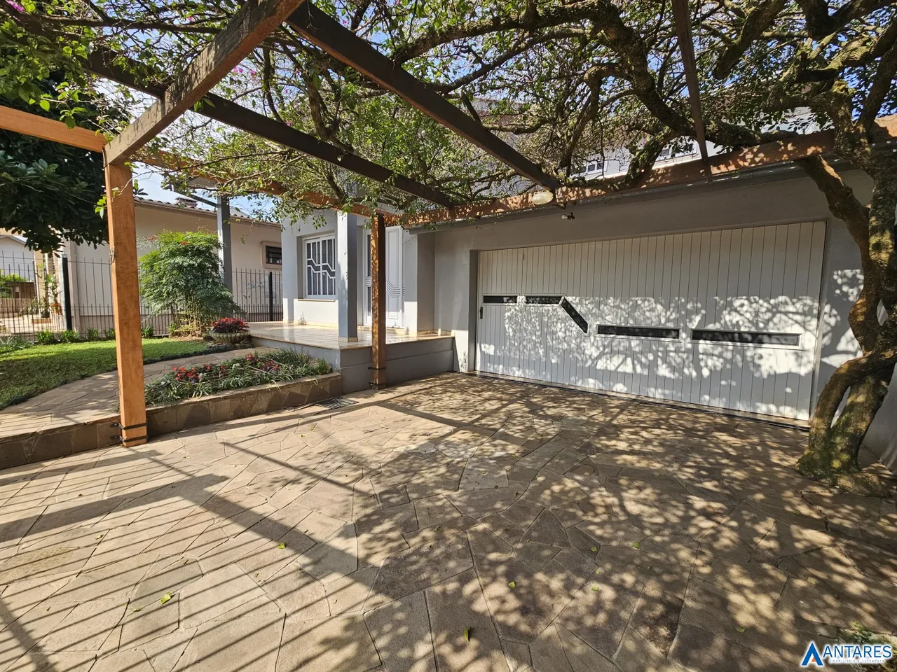 Casa com 4 dormitórios, foto 1