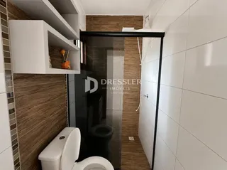 Foto de um banheiro com vaso sanitário e box de vidro.