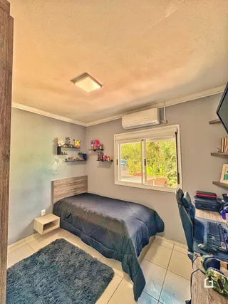 Quarto com janela e decoração em apartamento.