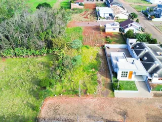 Vista aérea da fachada de uma residência em Lajeado, Brasil, mostrando o terreno e a construção.