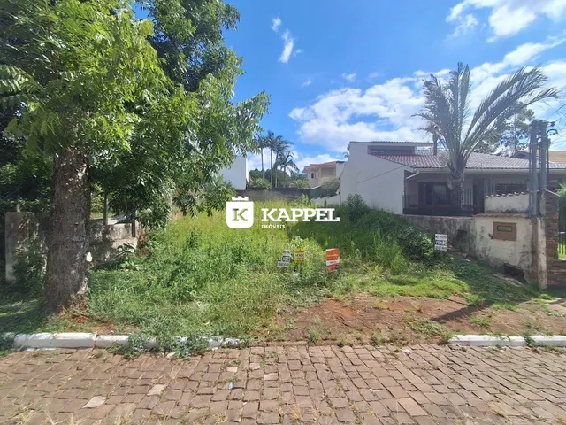 A foto mostra a fachada de uma residência em Lajeado, Brasil, com vegetação densa no jardim.