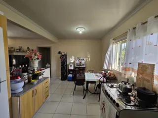 Imagem de uma cozinha e área de jantar em um imóvel no Brasil.