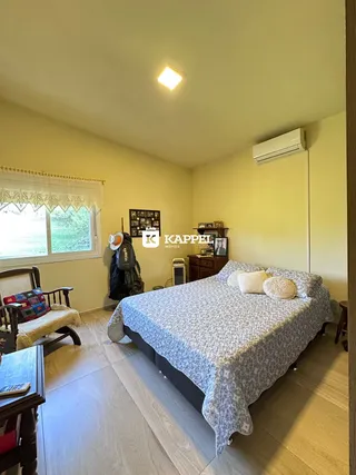 Quarto com cama grande e janela.